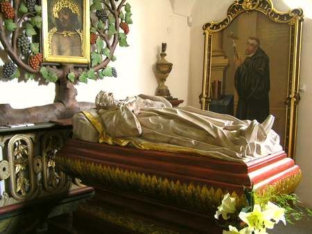 Sarkofag o. Bernadra w kosciele w Lubiniu