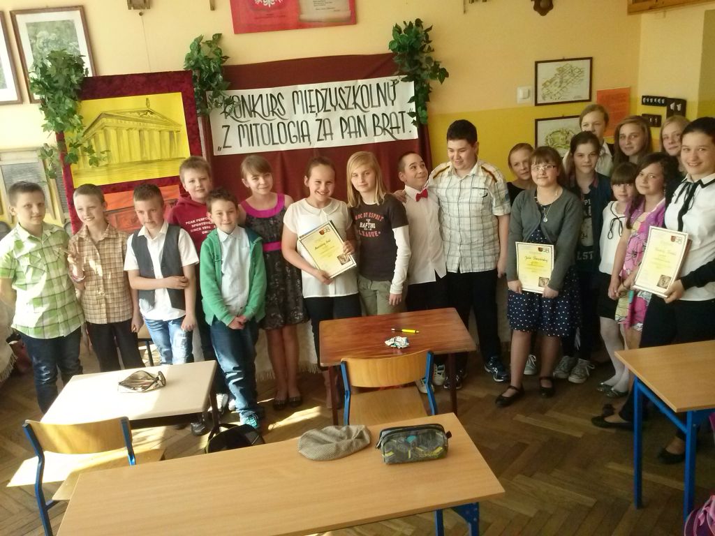 Z dyplomami stoją od lewej: w środku Marcelina Sul, dalej Julia Trzcińska, ostatnia Kamila Kosela