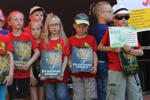 Na zdjęciu uczniowie klasy III b, rok. 2015, zwycięzcy ubiegłorocznego konkursu zamień odpady na klasowe wypady