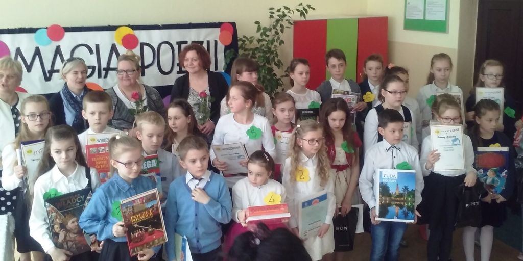 konkurs recytatorski Magia Poezji - na zdjeciu uczestnicy konkursu, organizatorzy i jury