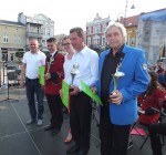 Kapelmistrzowie orkiestr otrzymali pamiatkowe puchary i dyplomy. Wreczayli je burmistrz L. kawski i dyrektor WDK G. Pijar