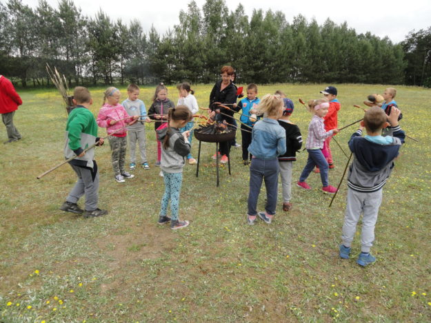 Pierwszacy z SP 2 Dzień Dziecka spędzili w gospodarstwie agroturystycznym w Wałyczyku (6)