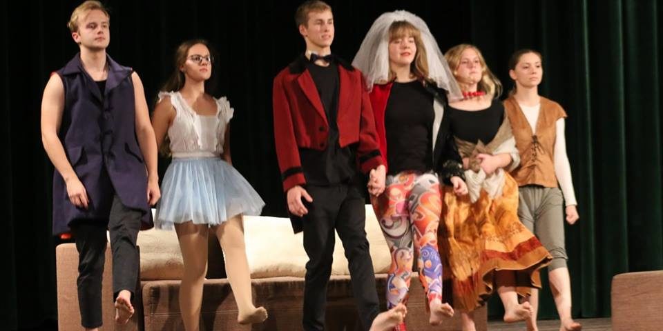 Grupa teatralna wąbrzeskiego liceum zadebiutowała na deskach sceny WDK – (2)
