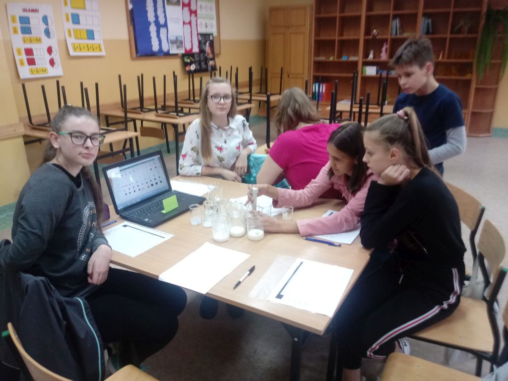 Wąbrzeźno.Uczniowie-kl.VII-i-VIII-SP-2biorą-udział-w-zajęciach-pozalekcyjnych-z-chemii-w-ramach-programu-pt.-Młodzi-odkrywcy-na-tropie-nauki.Pażdziernik-2019-6