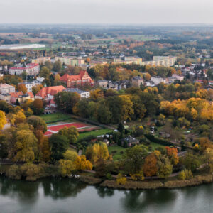 Zdjęcie Wąbrzeźna z lotu drona podczas jesieni