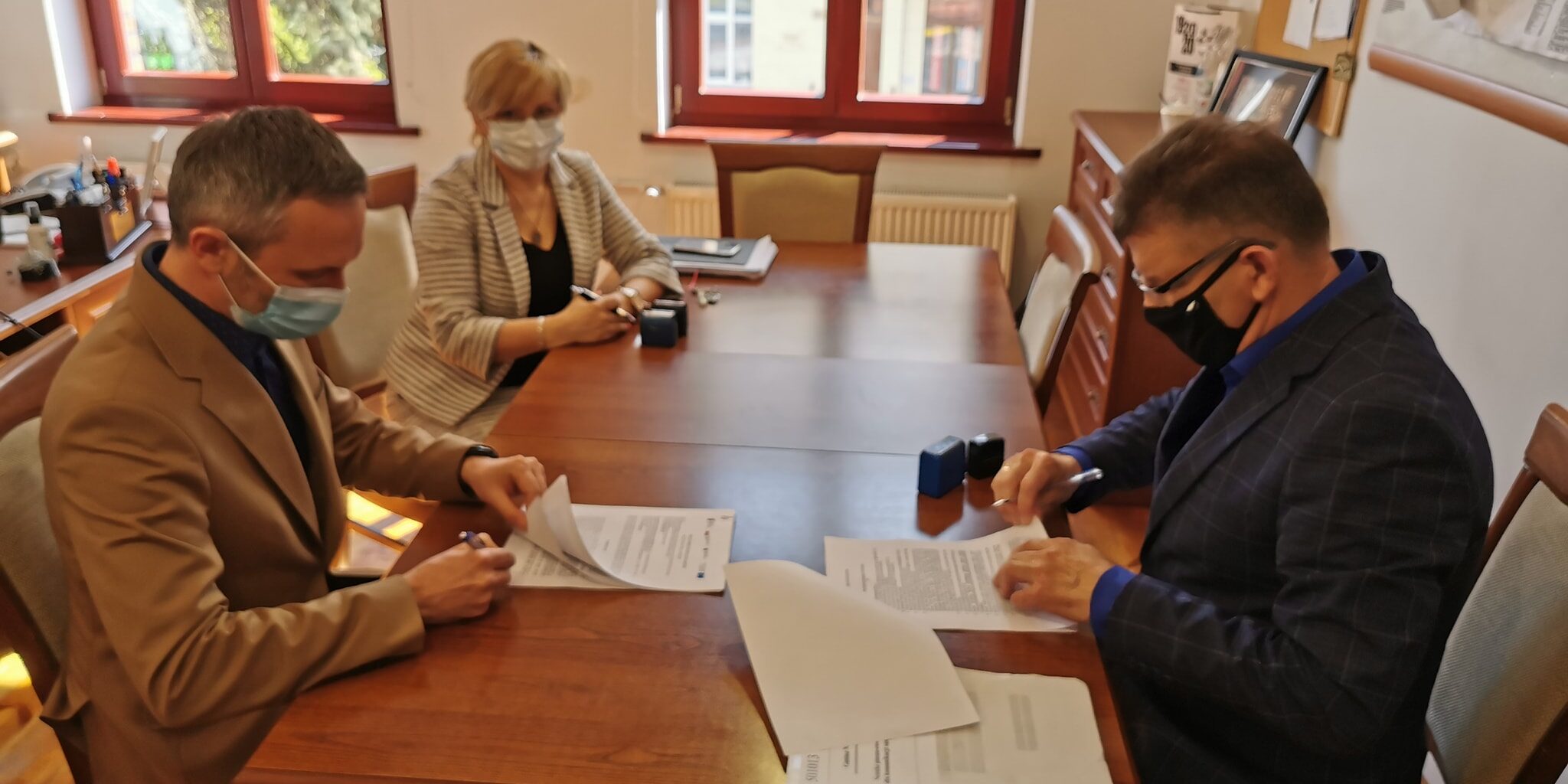 Wąbrzeźno.Podpisanie umowy na budowę ścieżek pieszko-rowerowych na ulicach 750-lecia Wabrzeźna i B. Szczuki – 6 maja 2021 r. Zdjęcie podpisania umowy na budowę ścieżek