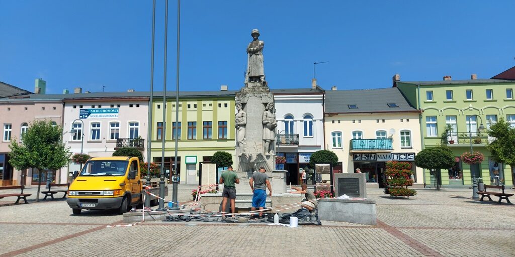 Zdjęcie renowacji pomnika Żołnierza Polskiego