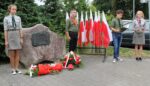 Zdjęcie osób składających kwiaty z okazji rocznicy wybuchu Powstania Warszawskiego