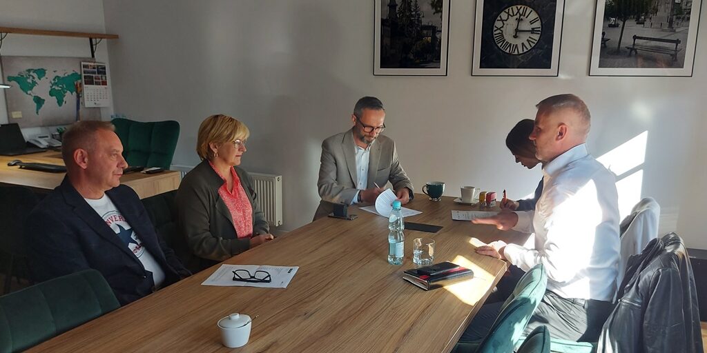 Zdjęcie osób podpisujących umowy