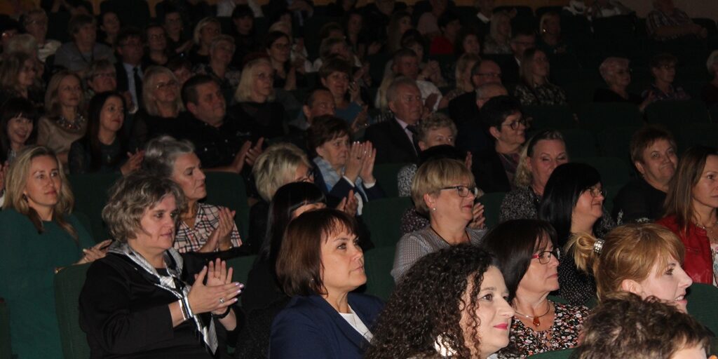 Wąbrzeźno. Uroczystość z okazji Dnia Edukacji Narodowej – 13 października 2021 roku 2 Zdjęcie uczestników uroczystości z okazji dnia edukacji narodowej
