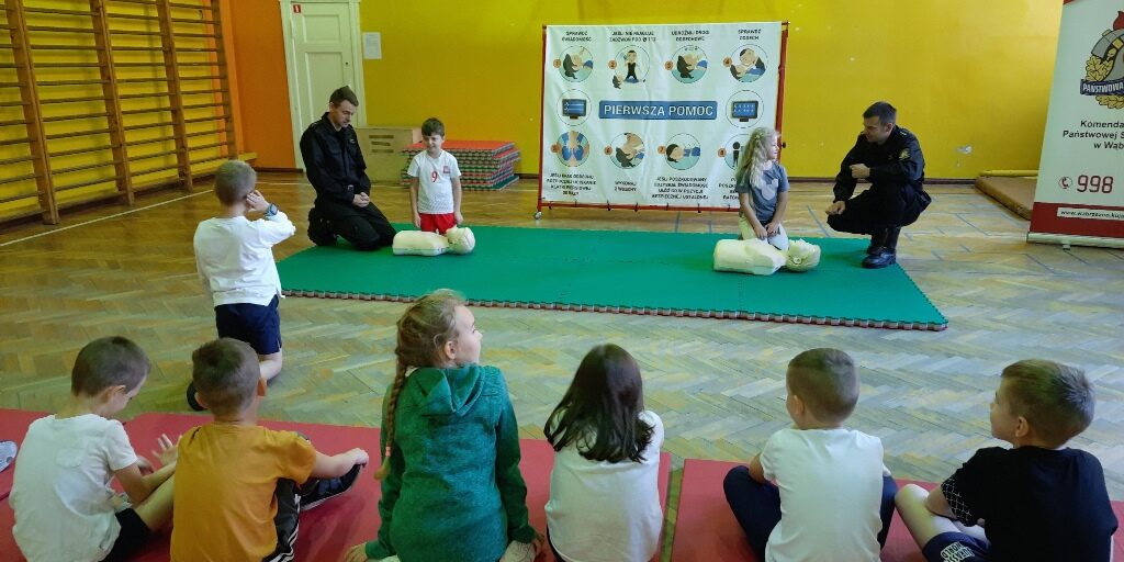 Wąbrzeźno.Uczniowie SP2.Zajęcia profilaktyczne.Nauka pierwszej pomocy04 Zdjęcie dzieci uczących sie pierwszej pomocy