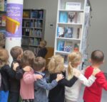 Zdjęcie dzieci w bibliotece