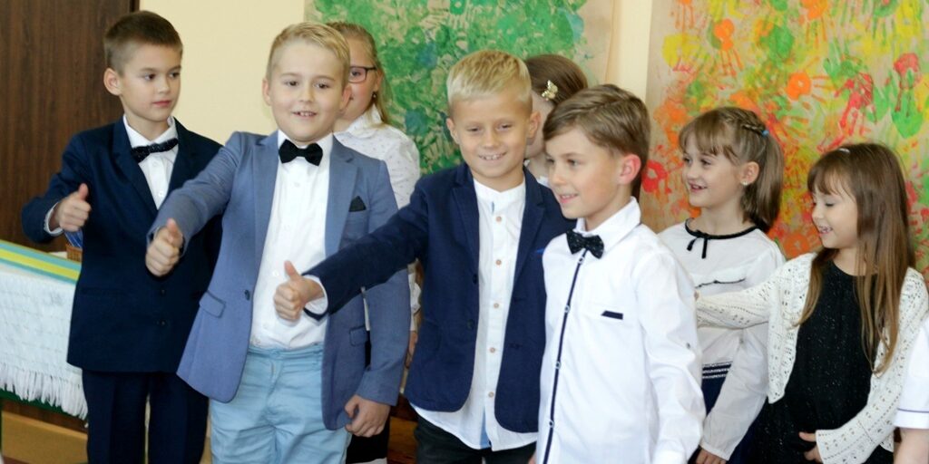 Wąbrzeźno.WieścizSP3 – pasowanie na ucznia szkoły-październik202111 Zdjęcie uczniów podczas pasowania