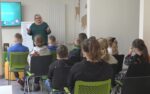 Zdjęcie uczestników wykładu w Wąbrzeskim Uniwersytecie Dziecięcym