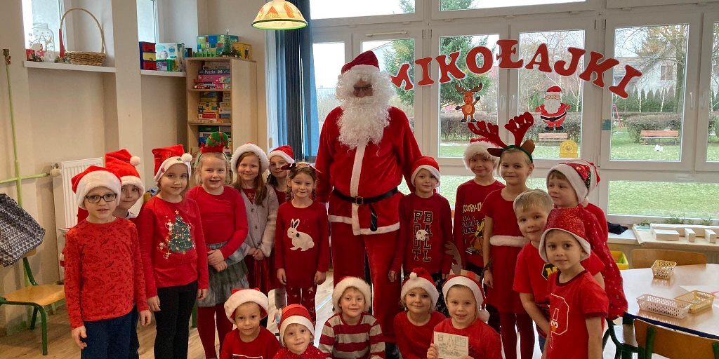Zdjęcie Mikołaja z dziecmi w przedszkolu Bajka