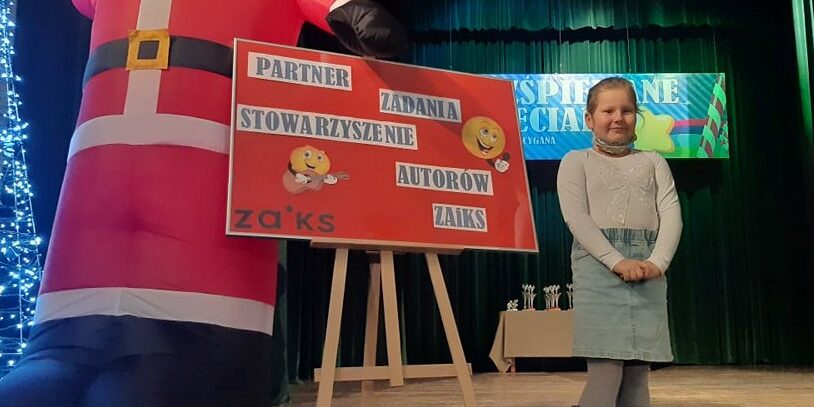 Zdjęcie dziewczynki z Mikołajem