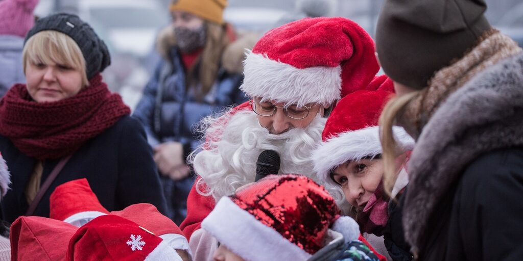 Wąbrzeźno.Jarmark Bożonarodzeniowy-PlacJanaPawłaII-11.12.2021r.Fot (136) Zdjęcie dzieci z świętym Mikołajem podczas jarmarku Bożonarodzeniowego