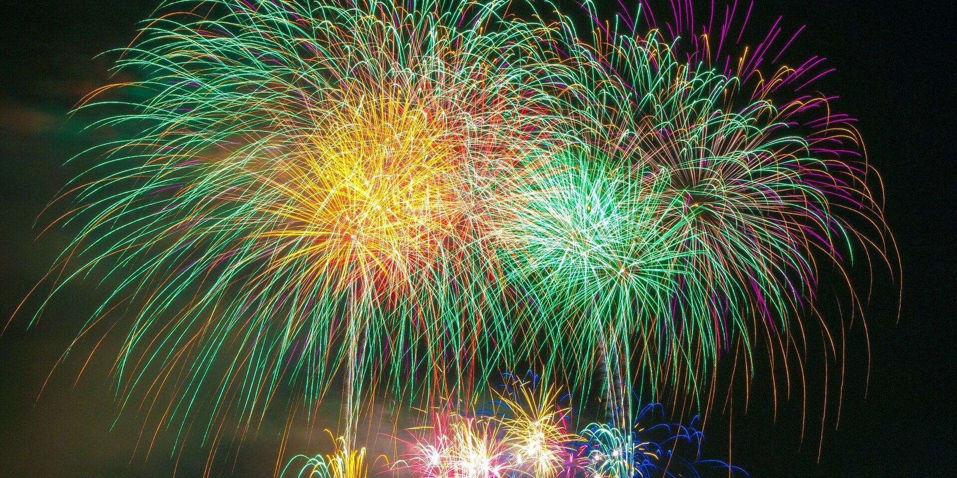 fireworks-gf00743671_1920 Zdjęcie zielonych fajerwerek