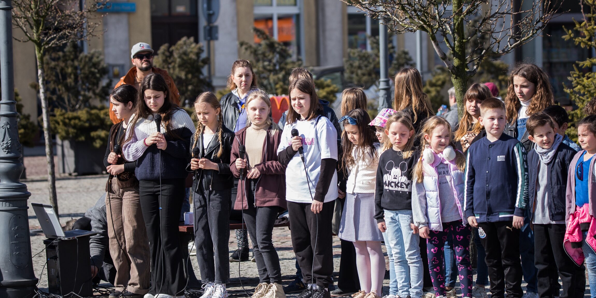 Zdjęcie młodzieży podcza dnia solidarności z Ukrainą