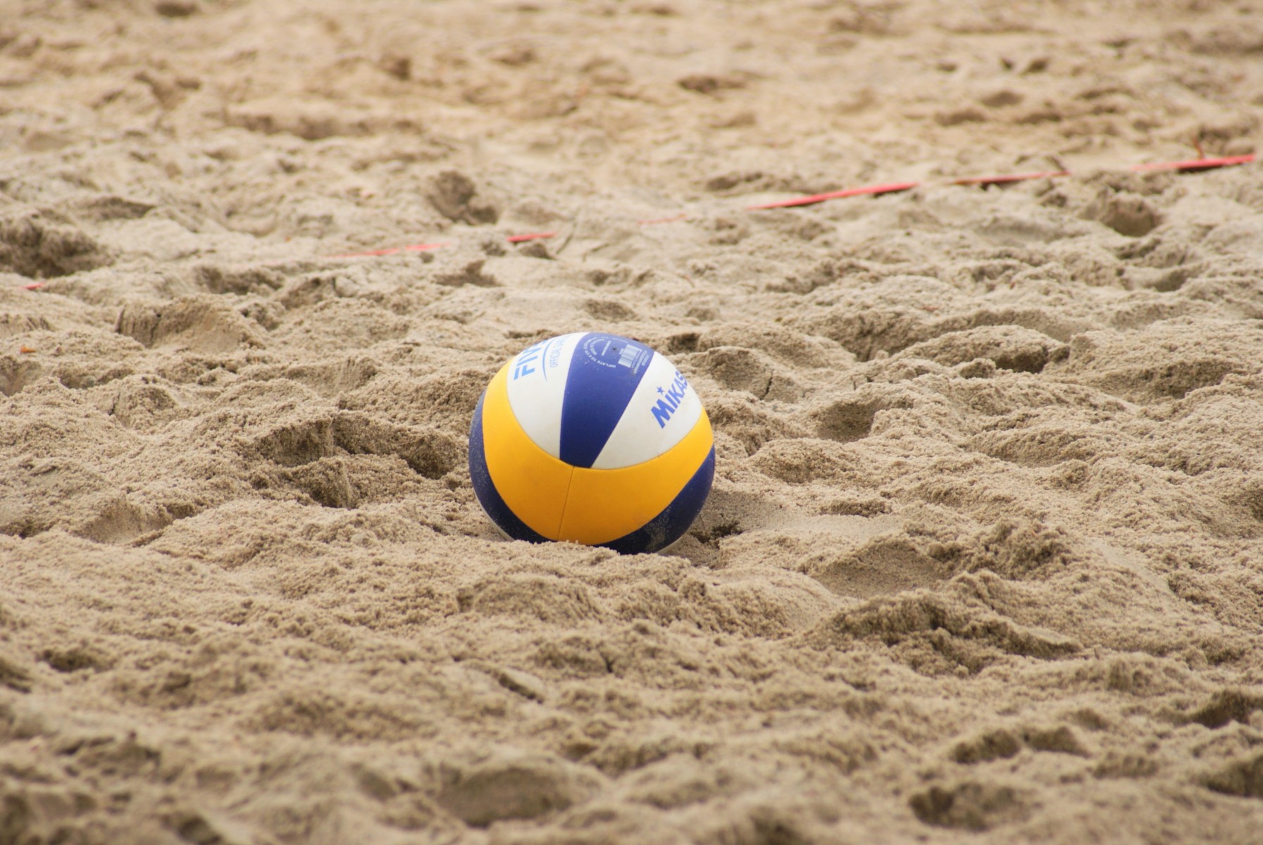 Zdjęcie - piłka na bpisku do siatkówki plażowej