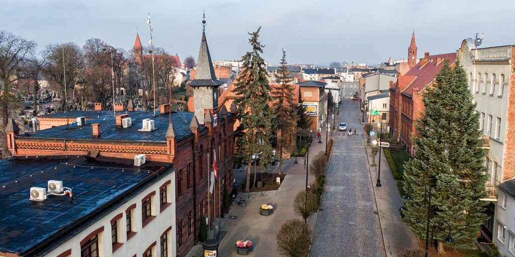 Wąbrzeźno z drona – widok na Ratusz i fragment ul. Wolności